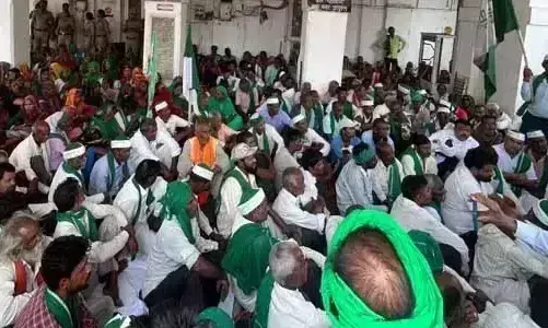 Lucknow: किसानों का फूटा गुस्सा, नगर निगम मुख्यालय के घेराव से हड़कंप Lucknow: किसानों का फूटा गुस्सा, नगर निगम मुख्यालय के घेराव से हड़कंप
