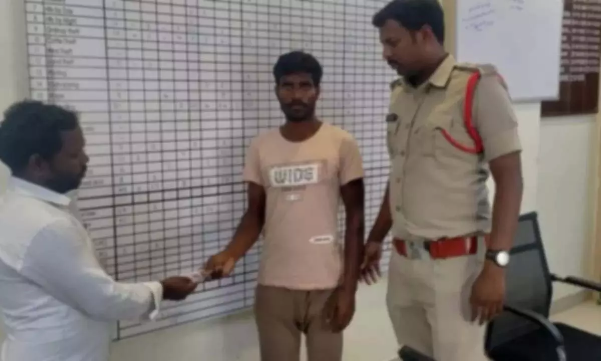 गडवाल के सब-इंस्पेक्टर की त्वरित कार्रवाई से बिहार के एक व्यक्ति को एक घंटे के भीतर एटीएम से खोए 8,000 रुपये वापस मिल गए गडवाल के सब-इंस्पेक्टर की त्वरित कार्रवाई से बिहार के एक व्यक्ति को एक घंटे के भीतर एटीएम से खोए 8,000 रुपये वापस मिल गए