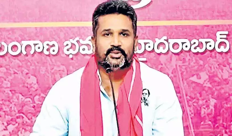 सरकारी अनियमितताओं पर सवाल उठाओगे तो अवैध मामले दर्ज होंगे: मन्ने कृषांक सरकारी अनियमितताओं पर सवाल उठाओगे तो अवैध मामले दर्ज होंगे: मन्ने कृषांक