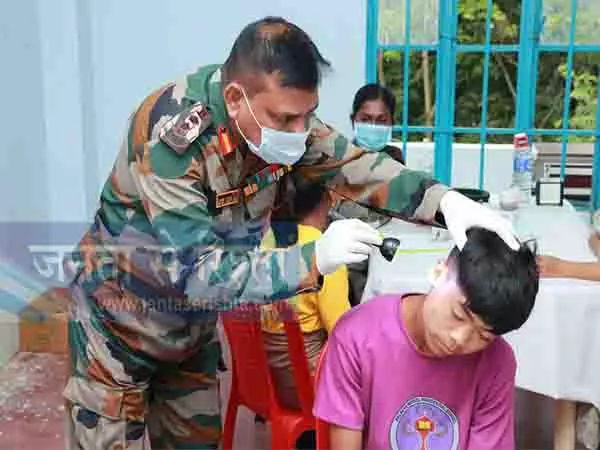 Manipur: असम राइफल्स ने तामेंगलोंग में छात्रों के लिए चिकित्सा शिविर का किया आयोजन Manipur: असम राइफल्स ने तामेंगलोंग में छात्रों के लिए चिकित्सा शिविर का किया आयोजन