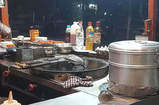 खाद्य सुरक्षा विभाग ने सिलीगुड़ी में मोमो की दुकान पर छापा मारा खाद्य सुरक्षा विभाग ने सिलीगुड़ी में मोमो की दुकान पर छापा मारा