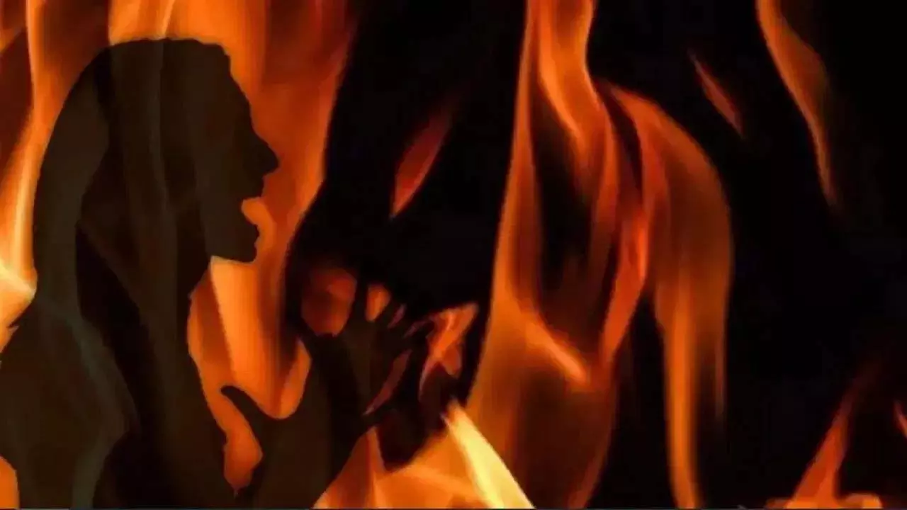 क्रूर! 3 युवकों ने नाबालिग को जिंदा जलाया क्रूर! 3 युवकों ने नाबालिग को जिंदा जलाया