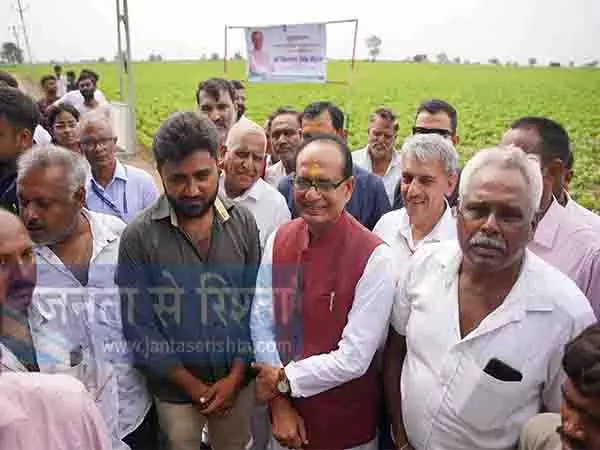 केंद्रीय कृषि मंत्री Shivraj Singh Chouhan ने मूंगफली के खेतों में किसानों से की मुलाकात केंद्रीय कृषि मंत्री Shivraj Singh Chouhan ने मूंगफली के खेतों में किसानों से की मुलाकात