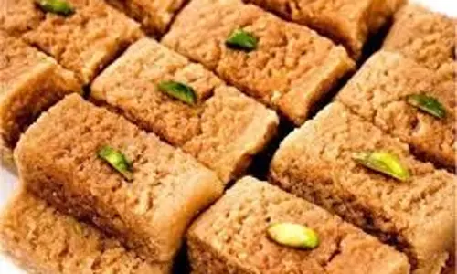 Milk Cake Recipe: सिर्फ दो लीटर दूध से बनाएं स्वादिष्ट मिल्क केक