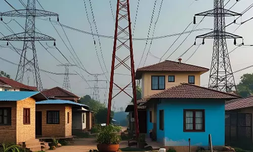 Indore : हाई-टेंशन बिजली लाइनों के नीचे बने करीब 900 घर Indore : हाई-टेंशन बिजली लाइनों के नीचे बने करीब 900 घर