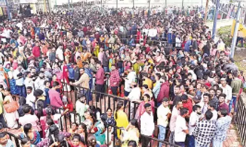 Karnataka: केंद्रीय मंत्री करंदलाजे आषाढ़ शुक्रवार के दर्शन के लिए सीढ़ियाँ चढ़ती हुई