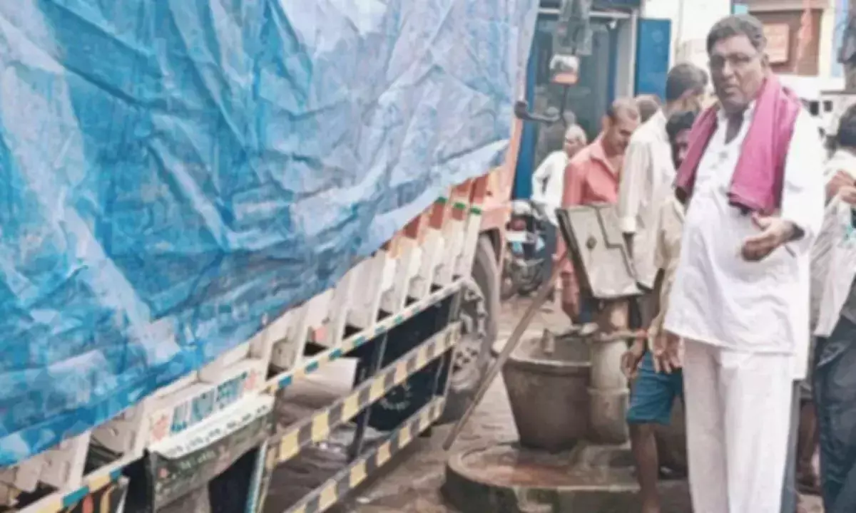 Andhra: मिनी लॉरी क्षतिग्रस्त नाले में फंस गई Andhra: मिनी लॉरी क्षतिग्रस्त नाले में फंस गई