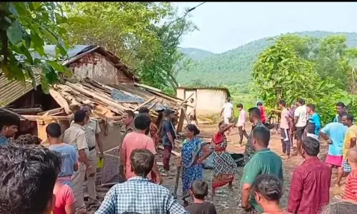 Odisha : एक व्यक्ति ने अपने साथी ग्रामीण का गला रेतकर हत्या करने के बाद आत्मसमर्पण कर दिया Odisha : एक व्यक्ति ने अपने साथी ग्रामीण का गला रेतकर हत्या करने के बाद आत्मसमर्पण कर दिया