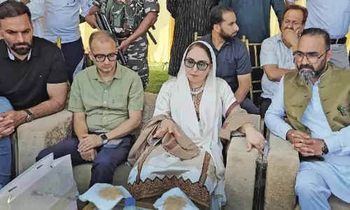 डॉ दरख्शां अंद्राबी ने ईदगाह श्रीनगर का दौरा किया डॉ दरख्शां अंद्राबी ने ईदगाह श्रीनगर का दौरा किया