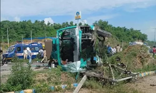 जम्मू-कश्मीर के उधमपुर में बस पलटने से 12 यात्री घायल