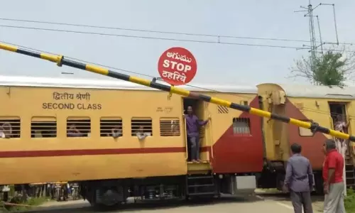 Telangana: माधवनगर में रेलवे फाटक जाम