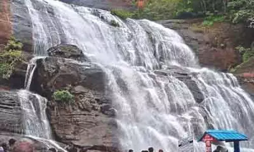 Courtallam झरने में पानी का प्रवाह बढ़ा, मुख्य स्थानों पर स्नान पर प्रतिबंध Courtallam झरने में पानी का प्रवाह बढ़ा, मुख्य स्थानों पर स्नान पर प्रतिबंध