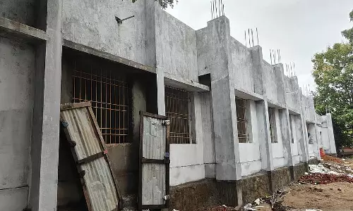 Karwar : विधायक के मॉडल स्कूल को नहीं मिली अपनी छत