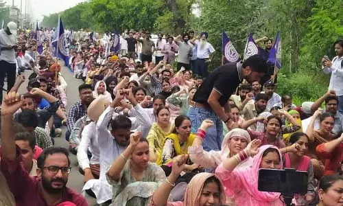 संगरूर में CM आवास के बाहर असिस्टेंट प्रोफेसर और लाइब्रेरियन का प्रदर्शन