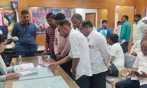 Chikkodi : सांसद प्रियंका जारकीहोली ने सुनी समस्या Chikkodi : सांसद प्रियंका जारकीहोली ने सुनी समस्या
