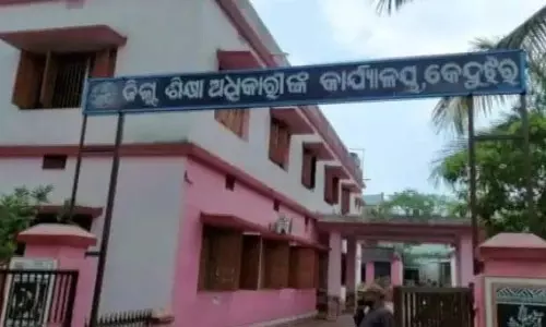 दुर्व्यवहार के आरोपी गृह मंत्री 45 दिनों से फरार