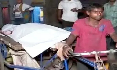 Balasore व्यक्ति अपनी बेटी का शव पोस्टमार्टम के लिए ट्रॉली में ले जा रहा