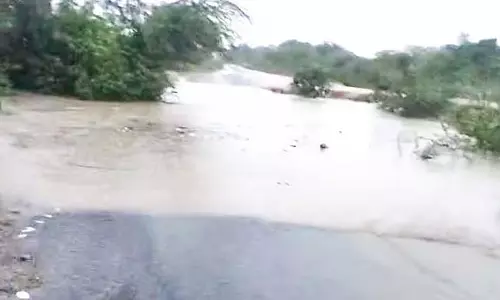 भारी बारिश, जक्कली गड्ढा उफान पर: यातायात में कठिनाई भारी बारिश, जक्कली गड्ढा उफान पर: यातायात में कठिनाई