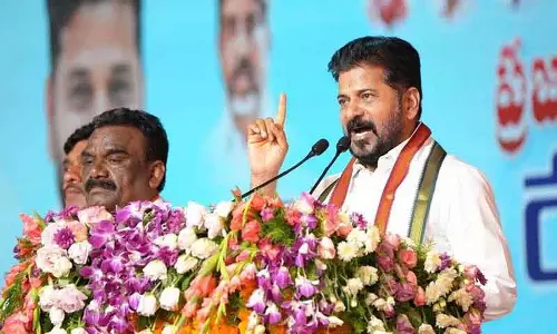 Revanth Reddy के 10 साल तक सीएम रहने के दावे से कांग्रेस में असंतोष Revanth Reddy के 10 साल तक सीएम रहने के दावे से कांग्रेस में असंतोष