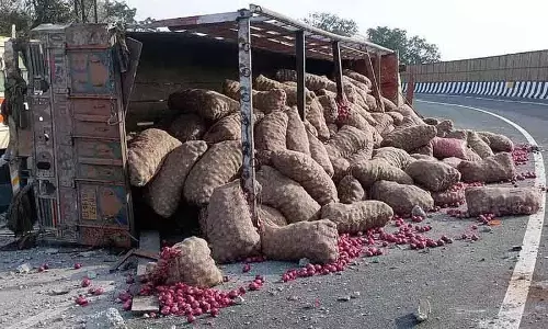 Panjagutta में प्याज से भरा ट्रक पलटने से यातायात ठप Panjagutta में प्याज से भरा ट्रक पलटने से यातायात ठप