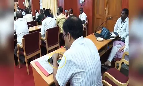 KDP मीटिंग में वन अधिकारी ने रमी खेली ईश्वर खंड्रे को अनुशासनात्मक कार्रवाई का नोटिस KDP मीटिंग में वन अधिकारी ने रमी खेली ईश्वर खंड्रे को अनुशासनात्मक कार्रवाई का नोटिस