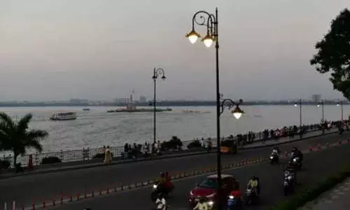 Hyderabad: भारी बारिश से हुसैन सागर लबालब भर गया