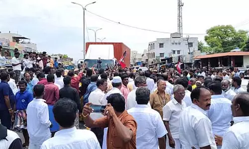 नाबालिग लड़की के यौन उत्पीड़न पर AIADMK सदस्यों ने अरमबक्कम में विरोध प्रदर्शन किया