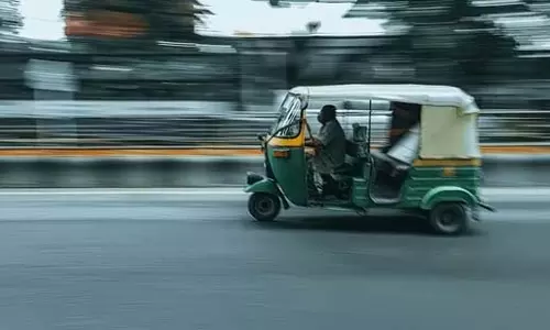 Bengaluru : ऑटो ड्राइवर ने इंस्टाग्राम देखने के लिए यात्रा रोकी