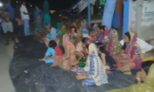 सरकारी शराब दुकान बंद करने की मांग, महिलाओं का भद्रक में विरोध