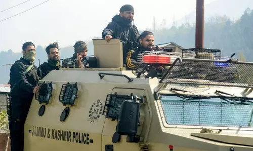 आतंकी मामले में Kashmir में 10 जगहों पर तलाशी जारी आतंकी मामले में Kashmir में 10 जगहों पर तलाशी जारी