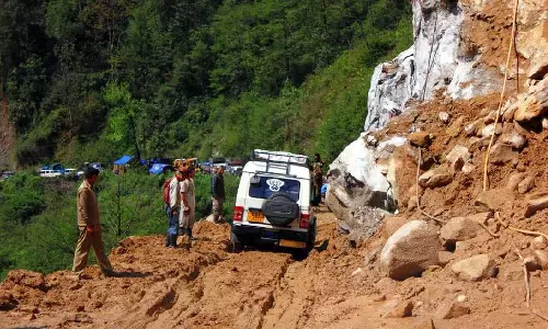 बंगाल के सेवोके और सिक्किम के रंगपो के बीच NH-10 लिंक पर भूस्खलन के बाद यातायात ठप बंगाल के सेवोके और सिक्किम के रंगपो के बीच NH-10 लिंक पर भूस्खलन के बाद यातायात ठप
