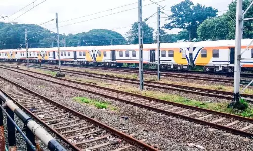 मेमू में अब 16 कोच हैं; मेमू रेक 12 कोचों के साथ पहुंचा मेमू में अब 16 कोच हैं; मेमू रेक 12 कोचों के साथ पहुंचा