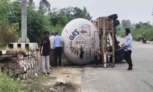 Adampur में गैस टैंकर पलटा
