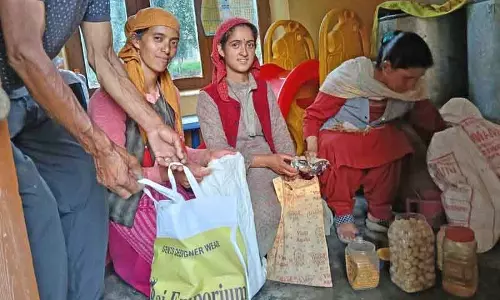 Mandi में आपदा के दौरान आंगनवाड़ी कार्यकर्ताओं ने दिखाया साहस और समर्पण