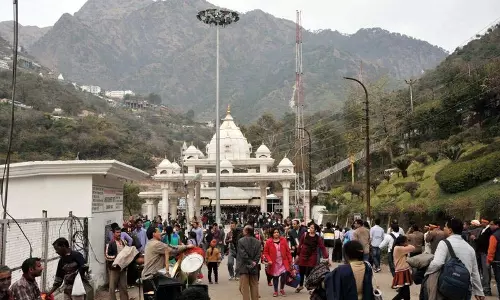 Jammu: ड्रोन का उपयोग कर वैष्णो देवी बोर्ड ने त्रिकुटा पहाड़ियों पर 17 लाख पौधे लगाए Jammu: ड्रोन का उपयोग कर वैष्णो देवी बोर्ड ने त्रिकुटा पहाड़ियों पर 17 लाख पौधे लगाए