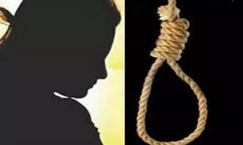 हे भगवान! विवाहिता ने खत्म कर ली जिंदगी, मायके पक्ष के लोग ससुराल पक्ष पर भड़के हे भगवान! विवाहिता ने खत्म कर ली जिंदगी, मायके पक्ष के लोग ससुराल पक्ष पर भड़के