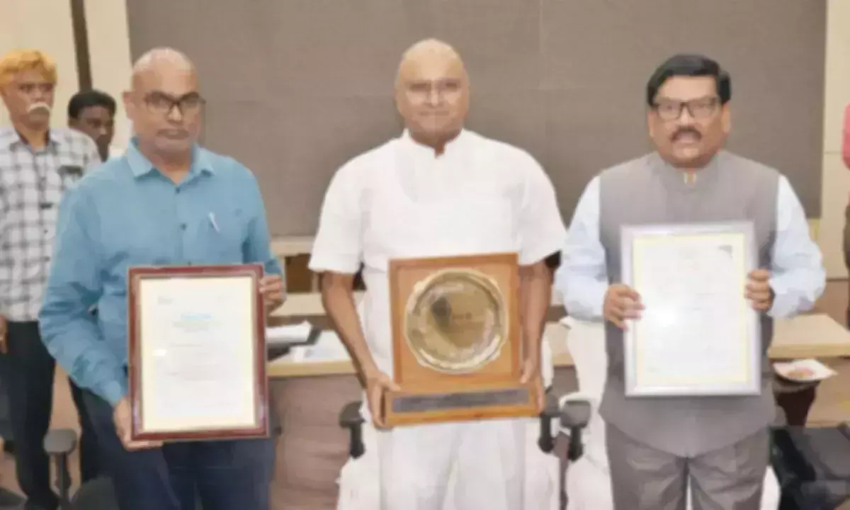 Andhra: महापौर ने उपलब्धि जनता और सफाई कर्मचारियों को समर्पित की