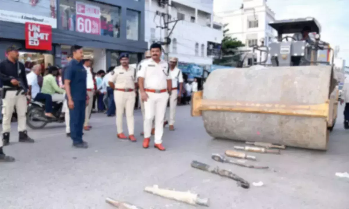 Andhra: 25 लाख रुपये मूल्य के 550 मॉडिफाइड साइलेंसर नष्ट किए गए Andhra: 25 लाख रुपये मूल्य के 550 मॉडिफाइड साइलेंसर नष्ट किए गए