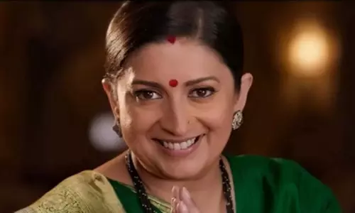तुलसी विरानी के रूप में स्मृति ईरानी शांतिनिकेतन का दौरा करते हुए पुरानी यादों को ताजा करती तुलसी विरानी के रूप में स्मृति ईरानी शांतिनिकेतन का दौरा करते हुए पुरानी यादों को ताजा करती