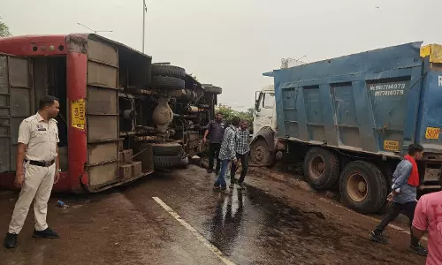 जोरा ब्रिज में बस चालक की लापरवाही से हुआ बड़ा हादसा जोरा ब्रिज में बस चालक की लापरवाही से हुआ बड़ा हादसा