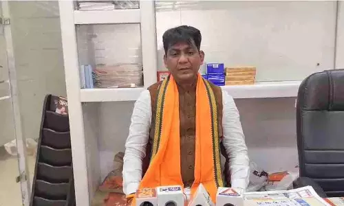 गुमशुदा पोस्टर वायरल होते ही सामने आया विधायक, देने लगा सफाई गुमशुदा पोस्टर वायरल होते ही सामने आया विधायक, देने लगा सफाई