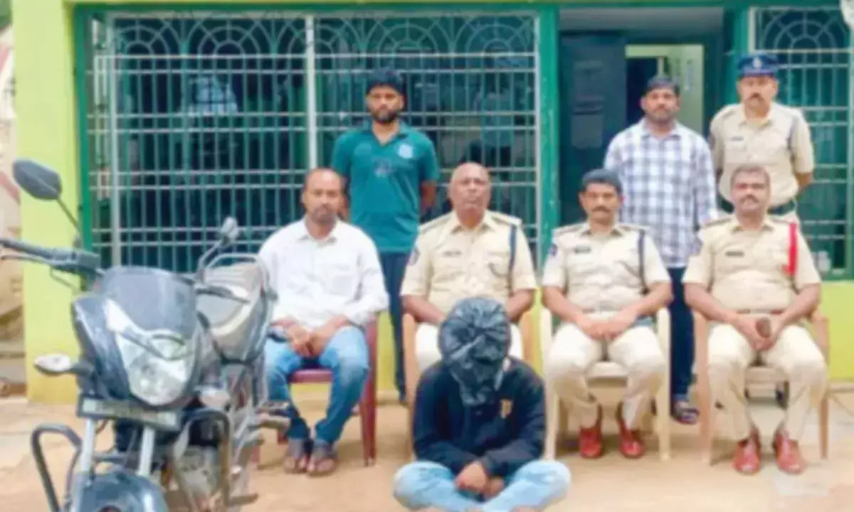 Andhra: तस्कर गिरफ्तार, लाल चंदन की तीन लकड़ियाँ जब्त Andhra: तस्कर गिरफ्तार, लाल चंदन की तीन लकड़ियाँ जब्त