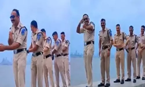Mumbai: पुलिस का वायरल डांस वीडियो, ऑरा फार्मिंग ट्रेंड ने किया हंगामा Mumbai: पुलिस का वायरल डांस वीडियो, ऑरा फार्मिंग ट्रेंड ने किया हंगामा