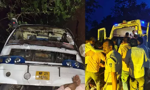 मध्य प्रदेश के सागर में दर्दनाक हादसा: यात्री बस पलटने से 1 की मौत, 17 घायल