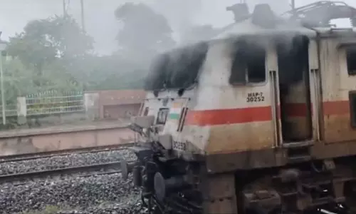 Jaipur: गरीब रथ एक्सप्रेस के इंजन में आग से मचा हड़कंप