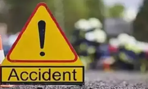Ranchi: पुंदाग रोड में गड्ढे की वजह से ऑटो पलटा, बाल-बाल बचा ड्राइवर Ranchi: पुंदाग रोड में गड्ढे की वजह से ऑटो पलटा, बाल-बाल बचा ड्राइवर