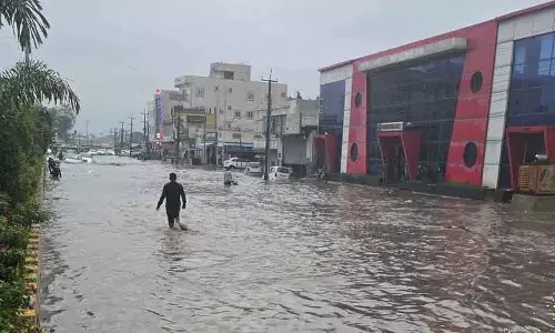 Hyderabad के पुराने शहर के इलाकों में जलभराव से सड़कें जलमग्न