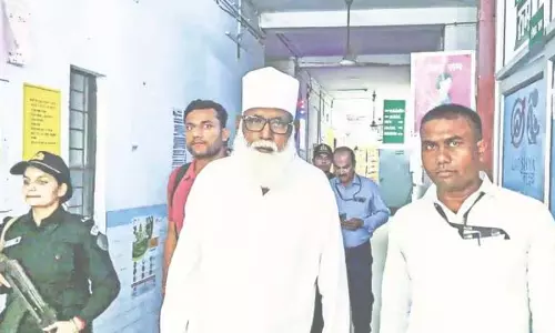 यूपी और मुंबई में छांगुर बाबा पर छापेमारी, 60 करोड़ की जब्ती यूपी और मुंबई में छांगुर बाबा पर छापेमारी, 60 करोड़ की जब्ती