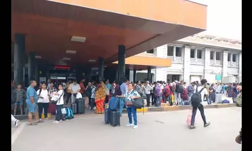 Pune : कैब और ऑटो सड़कों से नदारद, यात्री फंसे Pune : कैब और ऑटो सड़कों से नदारद, यात्री फंसे