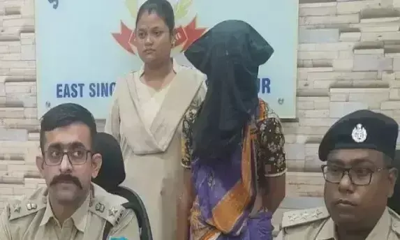 East Singhbhum: छापेमारी में मिली भारी मात्रा में ज्वेलरी, एक महिला पकड़ी गई East Singhbhum: छापेमारी में मिली भारी मात्रा में ज्वेलरी, एक महिला पकड़ी गई